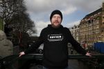 Amsterdam 9 maart 2018
Michel de man die een probleem heeft met Patricia Paay. Hij draagt een trui van eendevanger