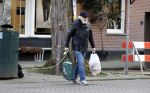 Amsterdam 24 februari 2018
Rob Houwer doet boodschappen met  hondje in Amsterdam zuid