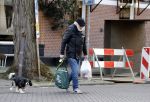 Amsterdam 24 februari 2018
Rob Houwer doet boodschappen met  hondje in Amsterdam zuid