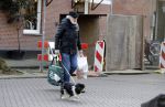 Amsterdam 24 februari 2018
Rob Houwer doet boodschappen met  hondje in Amsterdam zuid