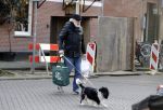 Amsterdam 24 februari 2018
Rob Houwer doet boodschappen met  hondje in Amsterdam zuid