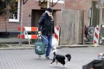 Amsterdam 24 februari 2018
Rob Houwer doet boodschappen met  hondje in Amsterdam zuid