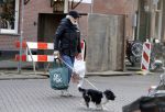 Amsterdam 24 februari 2018
Rob Houwer doet boodschappen met  hondje in Amsterdam zuid
