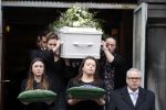 Rotterdam 20 februari 2018
Dienst voor overlijden /begrafenis Ruud Lubbers in de Laurentius Elisabeth Kathedraal. Kleinkinderen dragen de kist