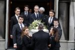 Rotterdam 20 februari 2018
Dienst voor overlijden /begrafenis Ruud Lubbers in de Laurentius Elisabeth Kathedraal. Kleinkinderen dragen de kist