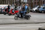 Amsterdam 12 maart 2018
Stephanie Tency met haar compagnon op de scooter