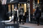 Amsterdam 19 december 2017
Twan Huys en zijn vrouw op de Utrechtsestraat