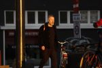 Amsterdam 23 februari 2018c
Wessel v Diepen wandelend op straat in avondzon