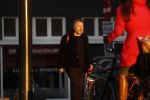Amsterdam 23 februari 2018c
Wessel v Diepen wandelend op straat in avondzon