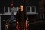 Amsterdam 23 februari 2018c
Wessel v Diepen wandelend op straat in avondzon