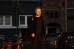 Amsterdam 23 februari 2018c
Wessel v Diepen wandelend op straat in avondzon