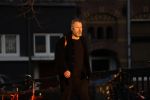 Amsterdam 23 februari 2018c
Wessel v Diepen wandelend op straat in avondzon