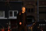 Amsterdam 23 februari 2018c
Wessel v Diepen wandelend op straat in avondzon