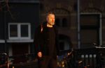 Amsterdam 23 februari 2018c
Wessel v Diepen wandelend op straat in avondzon