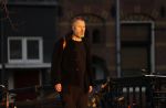 Amsterdam 23 februari 2018c
Wessel v Diepen wandelend op straat in avondzon