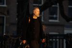 Amsterdam 23 februari 2018c
Wessel v Diepen wandelend op straat in avondzon