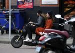 Amsterdam 8 maart 2019
Birgit Schuurman en haar nieuwe vriend Sander v Haarlem op scooter onderweg naar Cafe Carter in Amsterdam zuid.