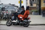 Amsterdam 8 maart 2019
Birgit Schuurman en haar nieuwe vriend Sander v Haarlem op scooter onderweg naar Cafe Carter in Amsterdam zuid.