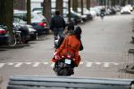 Amsterdam 8 maart 2019
Birgit Schuurman en haar nieuwe vriend Sander v Haarlem op scooter onderweg naar Cafe Carter in Amsterdam zuid.