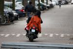 Amsterdam 8 maart 2019
Birgit Schuurman en haar nieuwe vriend Sander v Haarlem op scooter onderweg naar Cafe Carter in Amsterdam zuid.