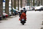 Amsterdam 8 maart 2019
Birgit Schuurman en haar nieuwe vriend Sander v Haarlem op scooter onderweg naar Cafe Carter in Amsterdam zuid.