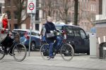 Amsterdam 1 maart 2019
Bridget Maasland verlaat haar nieuwe huis en gaat met een vriendin fietsend weg.