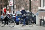 Amsterdam 1 maart 2019
Bridget Maasland verlaat haar nieuwe huis en gaat met een vriendin fietsend weg.