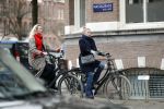 Amsterdam 1 maart 2019
Bridget Maasland verlaat haar nieuwe huis en gaat met een vriendin fietsend weg.