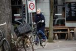 Amsterdam 1 maart 2019
Bridget Maasland verlaat haar nieuwe huis en gaat met een vriendin fietsend weg.