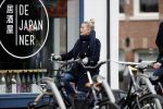 Amsterdam 1 maart 2019
Bridget Maasland verlaat haar nieuwe huis en gaat met een vriendin fietsend weg.