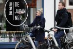 Amsterdam 1 maart 2019
Bridget Maasland verlaat haar nieuwe huis en gaat met een vriendin fietsend weg.