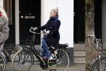 Amsterdam 1 maart 2019
Bridget Maasland verlaat haar nieuwe huis en gaat met een vriendin fietsend weg.