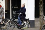 Amsterdam 1 maart 2019
Bridget Maasland verlaat haar nieuwe huis en gaat met een vriendin fietsend weg.
