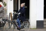 Amsterdam 1 maart 2019
Bridget Maasland verlaat haar nieuwe huis en gaat met een vriendin fietsend weg.