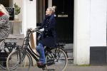 Amsterdam 1 maart 2019
Bridget Maasland verlaat haar nieuwe huis en gaat met een vriendin fietsend weg.