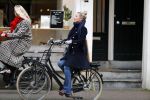 Amsterdam 1 maart 2019
Bridget Maasland verlaat haar nieuwe huis en gaat met een vriendin fietsend weg.