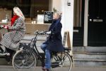 Amsterdam 1 maart 2019
Bridget Maasland verlaat haar nieuwe huis en gaat met een vriendin fietsend weg.