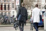 Amsterdam 1 maart 2019
Bridget Maasland verlaat haar nieuwe huis en gaat met een vriendin fietsend weg. Stoffeerders gaan weg bij Bridget