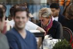 Amsterdam 27 juli 2019
Caroline Tensen op terras met haar zoon Bob.