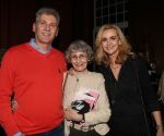Amsterdam, 21 Februari 2019
Uitreiking boek Daphne Deckers, Dubbel Zes
Daphne Deckers met broer Clark Deckers en Miep Deckers