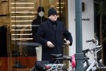 Amsterdam 13 februari 2019
Felix Rottenberg koopt bloemen op de cornelis schuytstraat en brengt ze naar oud burgemeester Ed V Tijn .