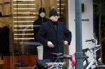 Amsterdam 13 februari 2019
Felix Rottenberg koopt bloemen op de cornelis schuytstraat en brengt ze naar oud burgemeester Ed V Tijn .