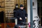 Amsterdam 13 februari 2019
Felix Rottenberg koopt bloemen op de cornelis schuytstraat en brengt ze naar oud burgemeester Ed V Tijn .