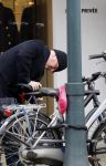 Amsterdam 13 februari 2019
Felix Rottenberg koopt bloemen op de cornelis schuytstraat en brengt ze naar oud burgemeester Ed V Tijn .