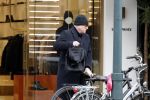 Amsterdam 13 februari 2019
Felix Rottenberg koopt bloemen op de cornelis schuytstraat en brengt ze naar oud burgemeester Ed V Tijn .