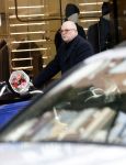 Amsterdam 13 februari 2019
Felix Rottenberg koopt bloemen op de cornelis schuytstraat en brengt ze naar oud burgemeester Ed V Tijn .