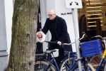 Amsterdam 13 februari 2019
Felix Rottenberg koopt bloemen op de cornelis schuytstraat en brengt ze naar oud burgemeester Ed V Tijn .