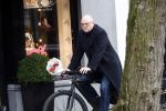 Amsterdam 13 februari 2019
Felix Rottenberg koopt bloemen op de cornelis schuytstraat en brengt ze naar oud burgemeester Ed V Tijn .