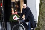 Amsterdam 13 februari 2019
Felix Rottenberg koopt bloemen op de cornelis schuytstraat en brengt ze naar oud burgemeester Ed V Tijn .
