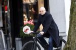 Amsterdam 13 februari 2019
Felix Rottenberg koopt bloemen op de cornelis schuytstraat en brengt ze naar oud burgemeester Ed V Tijn .